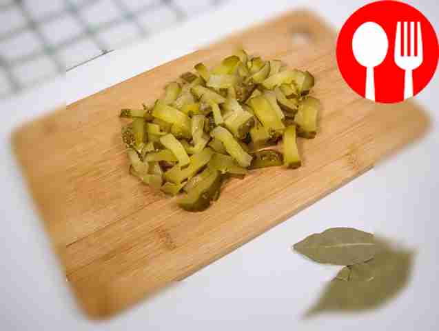 Порежьте солёные огурцы на тонкие палочки.