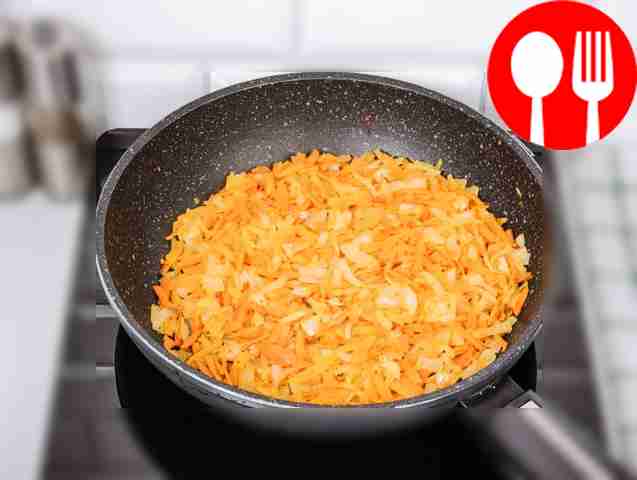 Обжарьте лук и морковь на растительном масле.