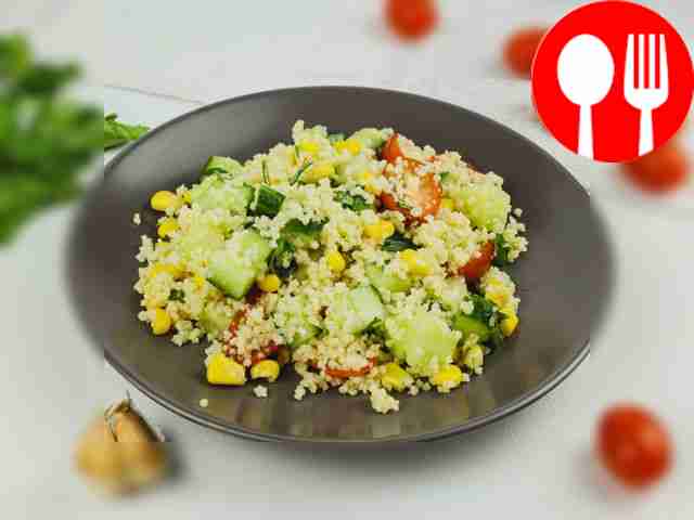 Салат с кускусом, кукурузой, огурцом и кинзой