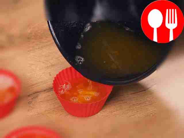 Приготовьте желе. В кастрюлю налейте горячую...