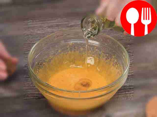 Масло добавляйте тонкой струйкой. Взбейте...