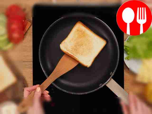 Подсушите хлеб для сэндвича: на разогретую...