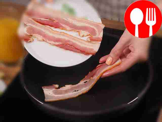 Обжарьте бекон. На той же сковороде обжарьте...