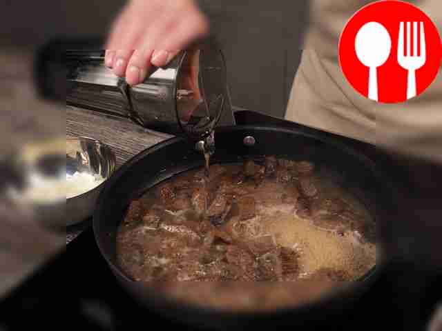 Тушите лосятину: влейте в сковороду стакан...