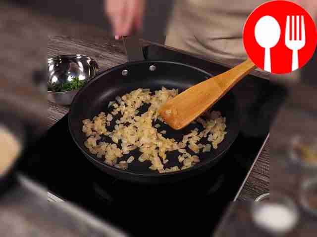 Приготовьте обжарку: на разогретую сковороду...