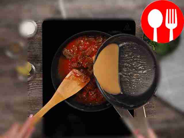 Приготовьте подливу: добавьте к лосятине...