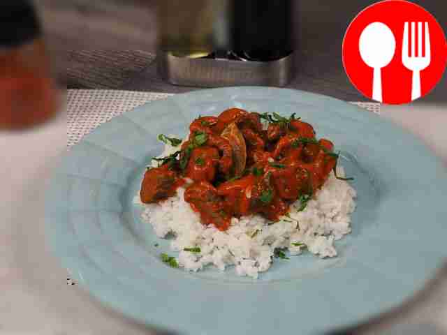 Для более эффектной подачи посыпьте гуляш...