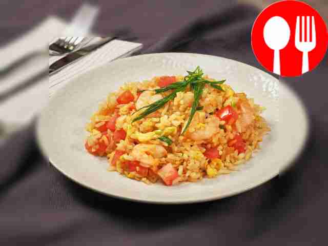 Жареный рис с креветками