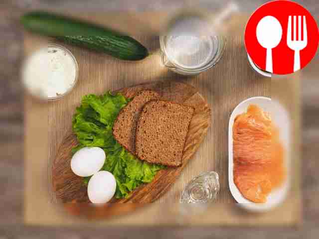 Промойте листья салата и огурец. Огурец...