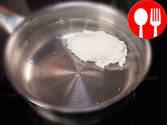 Приготовьте яйцо пашот. Доведите воду до...