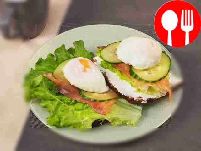 Бутерброд с красной рыбой и яйцом пашот