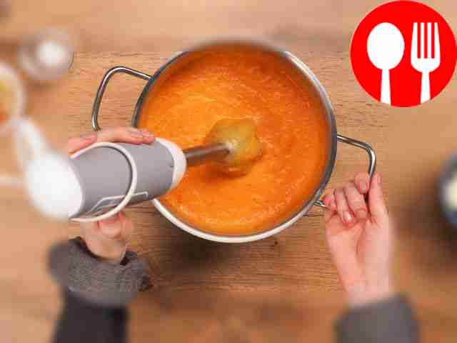 Приготовьте крем-суп: налейте воду в кастрюлю,...