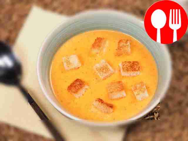 Разлейте готовый суп по глубоким мискам и...