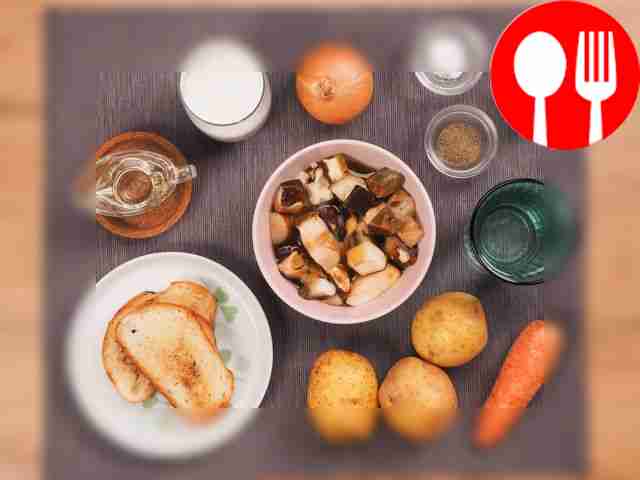 Разморозьте белые грибы и промойте их....