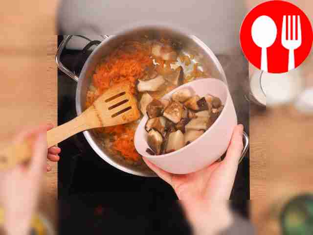 Подготовьте овощи. Обжарьте лук в разогретой...