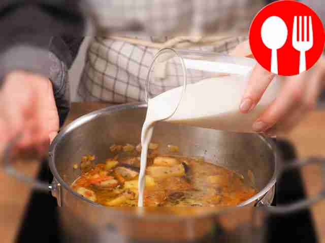 Влейте в сотейник воду и варите суп около 20...