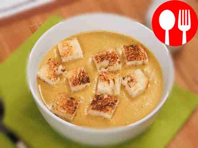 Разлейте готовый суп по глубоким тарелкам или...