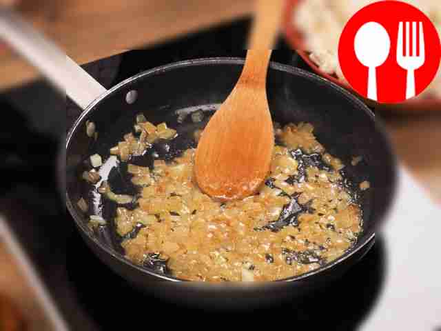 Подготовьте лук. Разогрейте сковороду,...