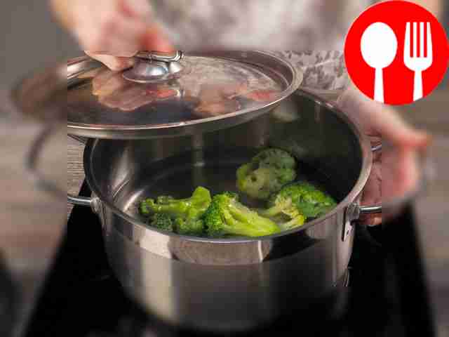 Отварите брокколи. В кастрюлю налейте воду и...