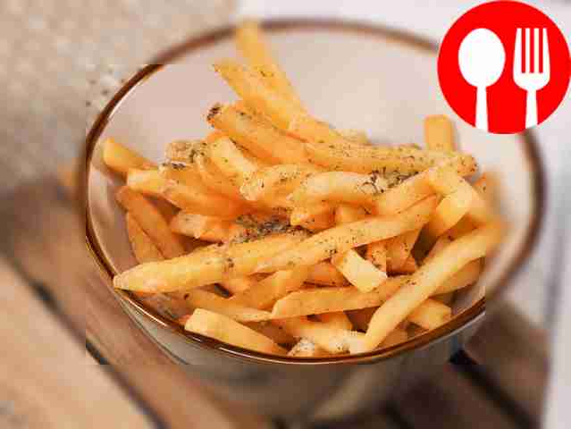 Замороженный картофель фри на сковороде