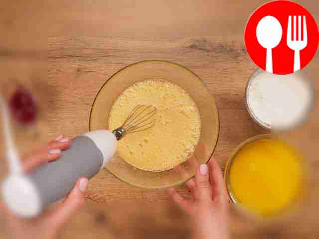 Приготовьте тесто: в яйца всыпьте щепотку соли...