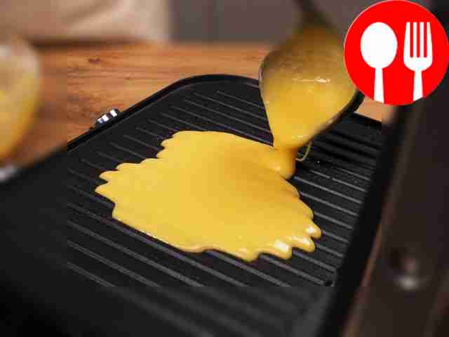 Разогрейте вафельницу. Когда загорится зелёный...