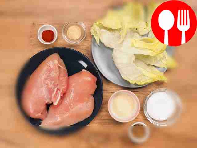 Хорошенько промойте куриное филе и высушите...