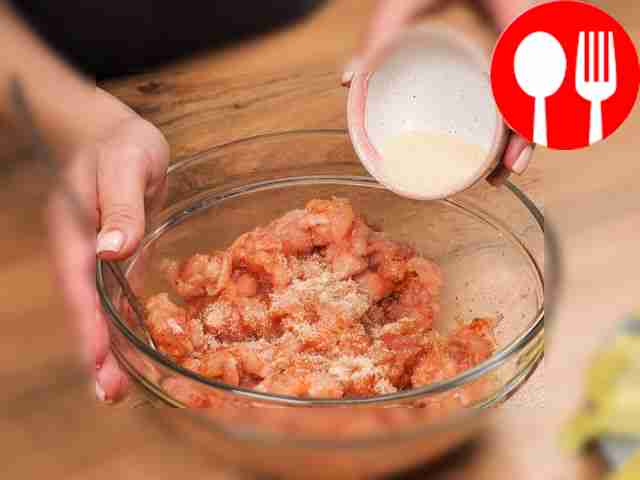 Положите желатин к мясу. В миску с куриным...