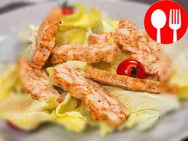 На сервировочную тарелку уложите листья...