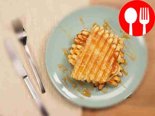 Деликатные молочные вафли полейте шоколадным сиропом.