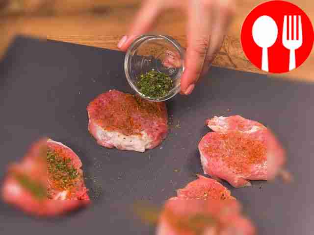 Разделите мясо на куски, затем свинину...