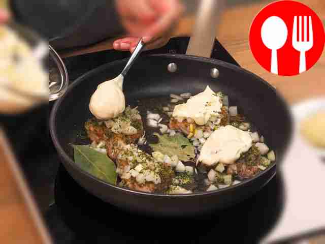 Обжарьте отбивные на сковороде: сначала...