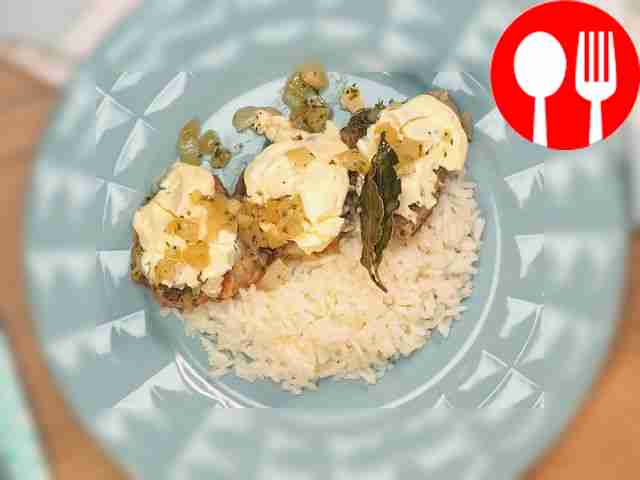 Подавайте горячие отбивные с майонезом вместе...