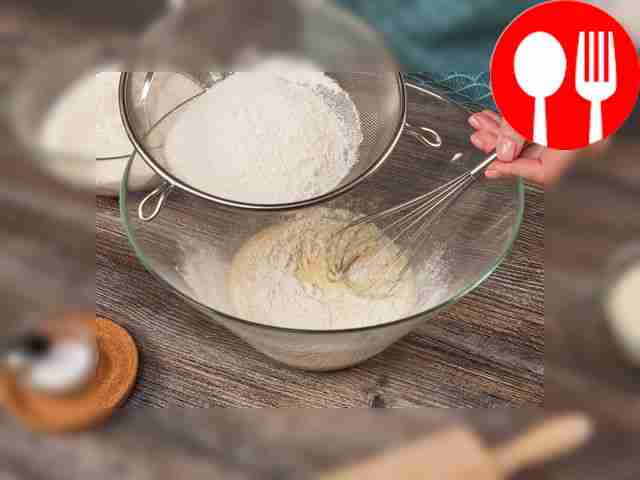 Приготовьте тесто. Сначала соедините молоко...