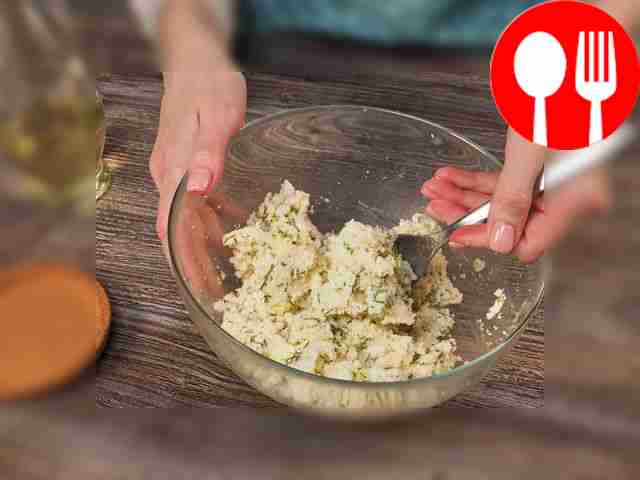 Сделайте начинку. Адыгейский сыр разомните в...