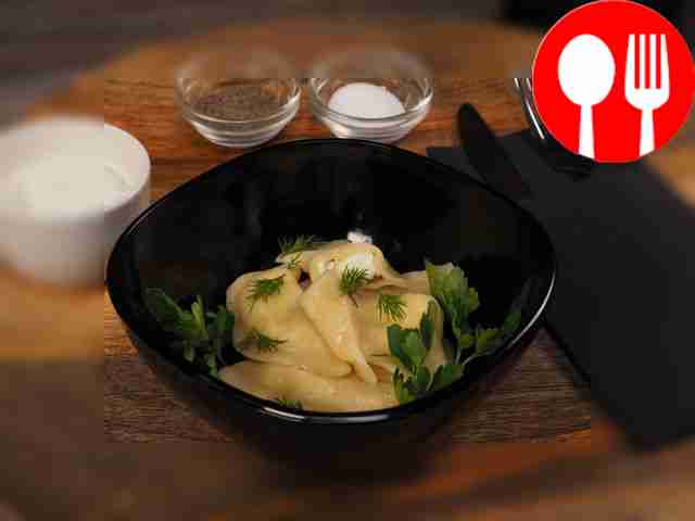 Перед подачей посыпьте вареники с адыгейским...