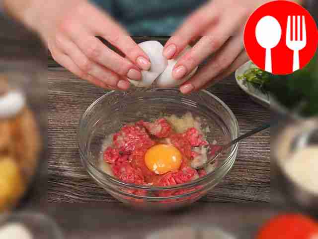 Подсыпьте к получившейся массе соль и молотый...