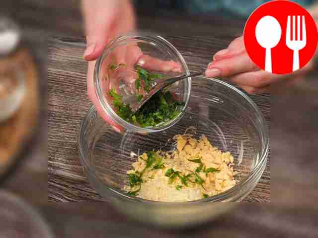 Сделайте начинку для зраз. На средней терке...