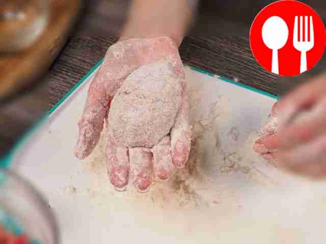 На тарелку насыпьте пшеничную муку и обваляйте...