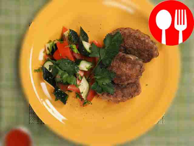 Подавайте зразы горячими к столу. Полейте...