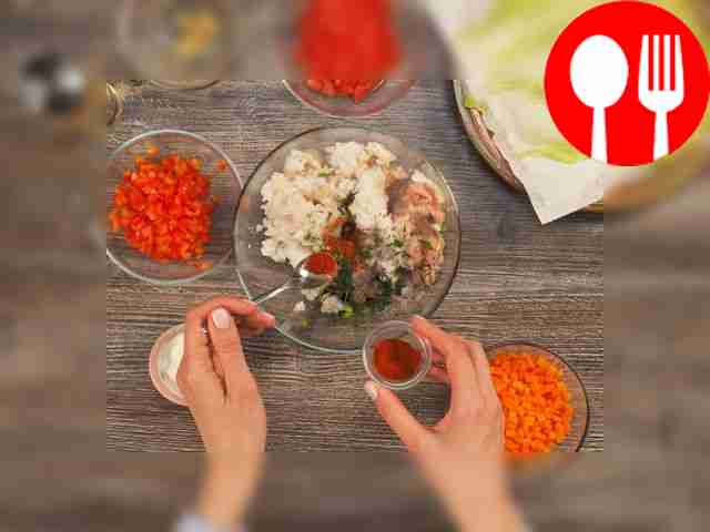 Подготовьте мясо. Из курицы и одной луковицы...