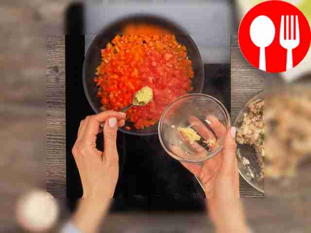 Приготовьте начинку и заверните голубцы....