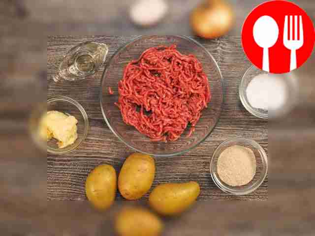 Очистите и сварите картофель, затем растолките...