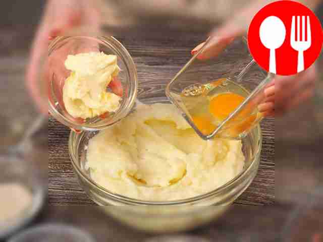 Сделайте картофельную начинку для запеканки. В...