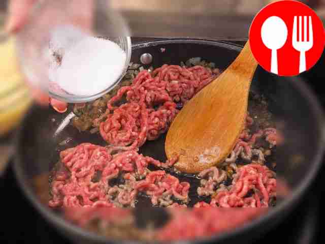 Приготовьте мясную начинку. Обжарьте лук на...