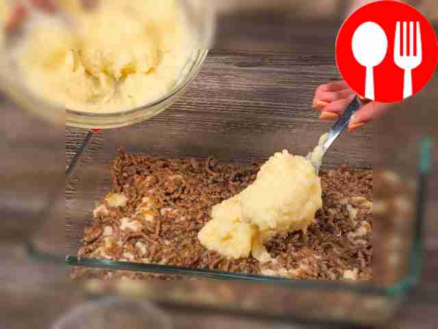 Подготовьте запеканку: на дно формы равномерно...