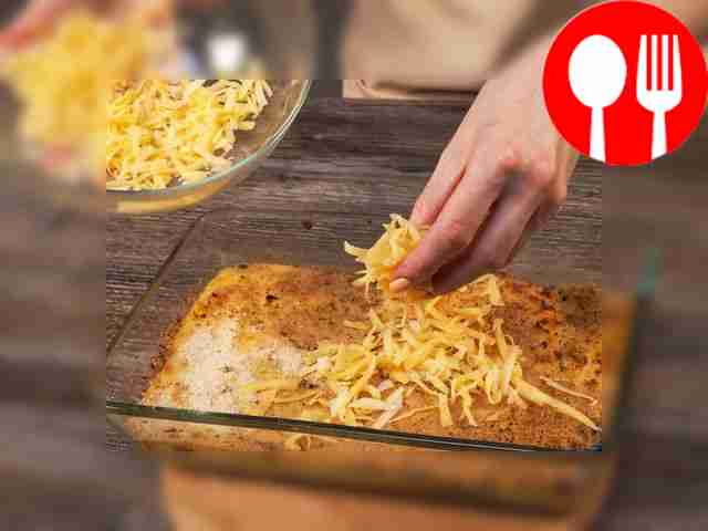 Поместите картофельную запеканку с фаршем в...