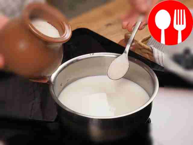 Подогрейте молоко: в кастрюлю наливайте молоко...