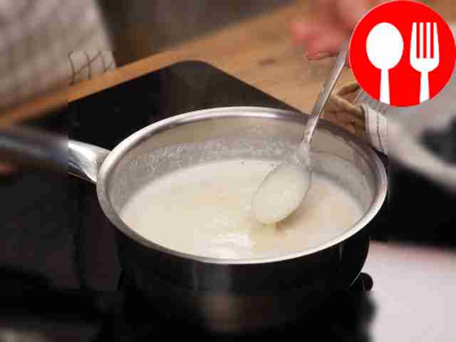 Приготовьте манную кашу. Насыпайте манку...