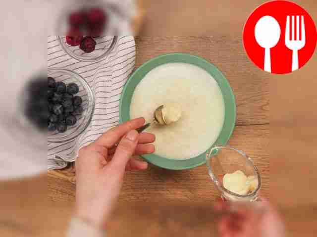 Разложите манку по тарелкам. В каждую порцию...